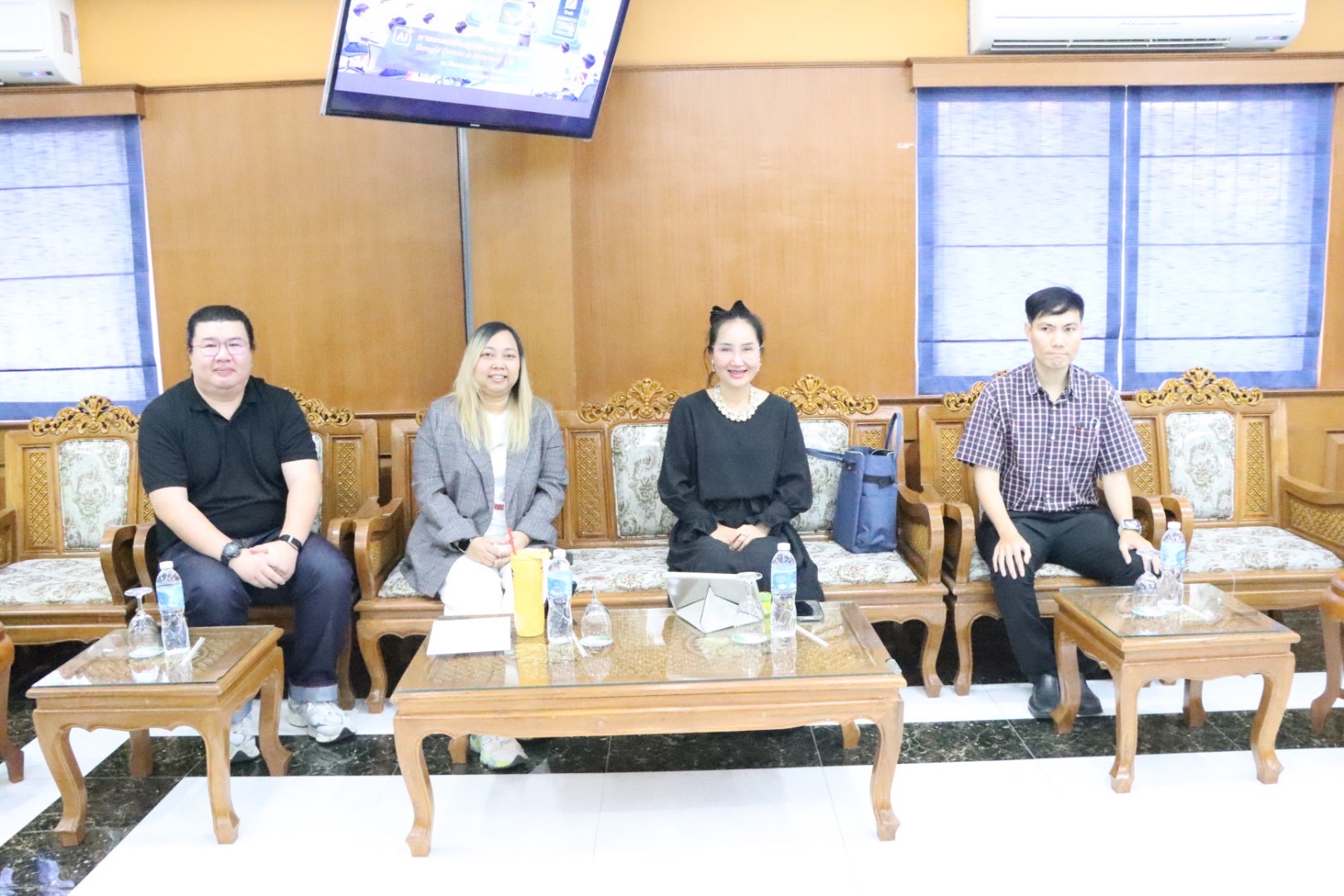 ภาพกลุ่มผู้ร่วมงานนั่งถ่ายภาพในห้องประชุม